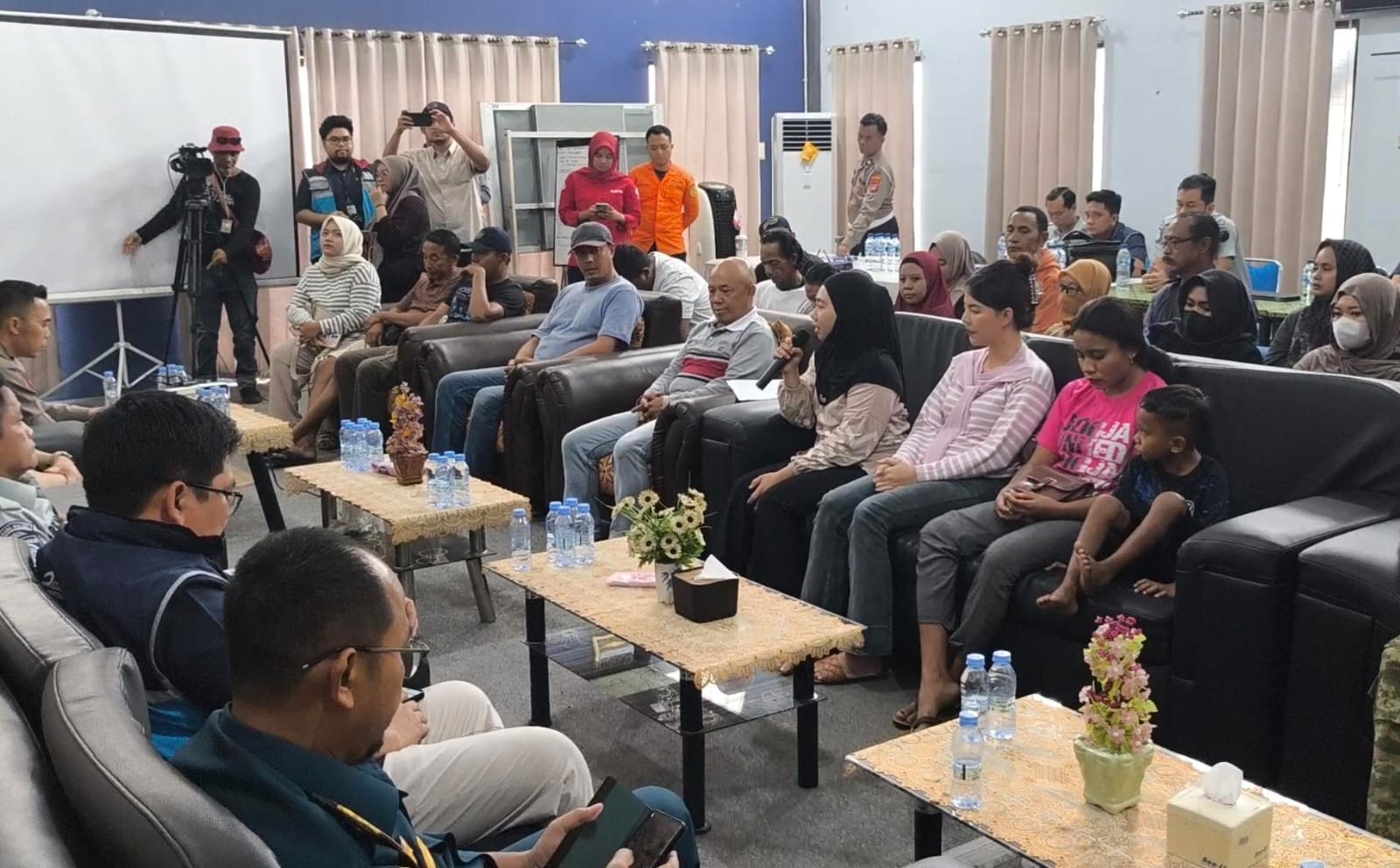 Hingga hari ke-25 operasi pencarian korban KM Virgo, pihak keluarga korban masih bertahan di Banjarmasin.