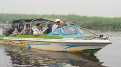 Ketua DPRD saat memantau dengan speedboat