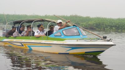 Ketua DPRD saat memantau dengan speedboat
