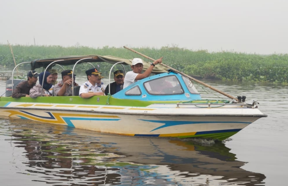 Ketua DPRD saat memantau dengan speedboat