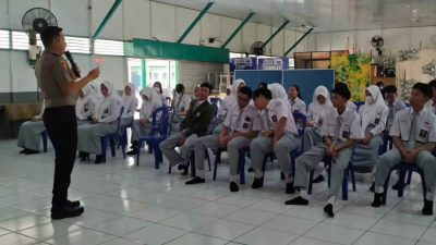 Kapolsek Banjarmasin Timur Kompol Morris Widhi Harto saat mengajak para pelajar agar lebih bijak dalam berinteraksi