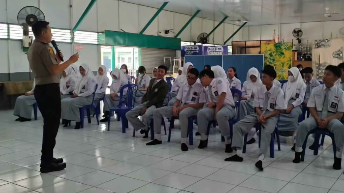 Kapolsek Banjarmasin Timur Kompol Morris Widhi Harto saat mengajak para pelajar agar lebih bijak dalam berinteraksi