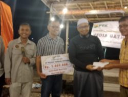 Kolaborasi PT PTK dan PWI Kotabaru Bagikan Sembako, Air Bersih hingga Bantuan Tempat Ibadah