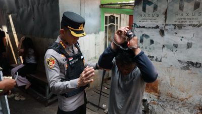 Patroli Pasar, Polresta Banjarmasin Amankan Dua Pria, Sita 143 Butir Obat dan Sajam