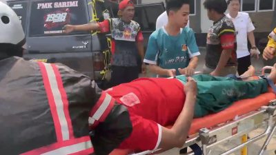 Amang Udin dalam kondisi lemas, mengeluhkan sakit di bagian dada dievakuasi sesama rekan relawan gabungan ke klinik agar mendapat tindakan medis lebih lanjut.