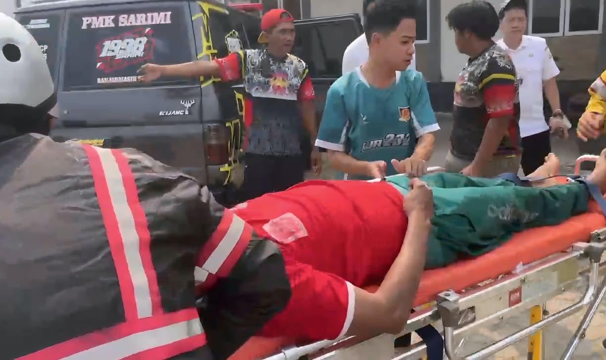 Amang Udin dalam kondisi lemas, mengeluhkan sakit di bagian dada dievakuasi sesama rekan relawan gabungan ke klinik agar mendapat tindakan medis lebih lanjut.