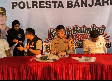 Kapolresta Banjarmasin Kombes Pol Riza Muttaqin saat memimpin konferensi pers pengungkapan kasus dugaan pencabulan di sekolah Banjarmasin