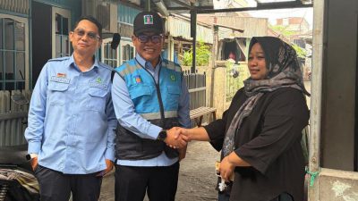 Direktur Utama PAM Bandarmasih, Zulbadi dan Direktur Operasional PAM Bandarmasih Irwan Firmana, saat bertemu dengan warga Kelurahan Kuripan RT 6