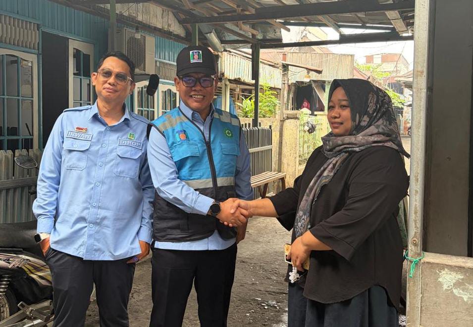 Direktur Utama PAM Bandarmasih, Zulbadi dan Direktur Operasional PAM Bandarmasih Irwan Firmana, saat bertemu dengan warga Kelurahan Kuripan RT 6