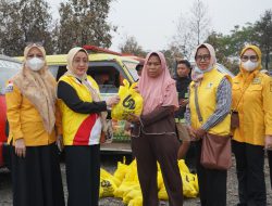 DPD Partai Golkar Kalsel Bagikan Sembako kepada Relawan Karhutla